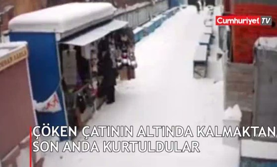 Çöken çatının altında kalmaktan son anda kurtuldular