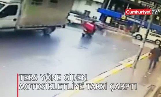 Ters yöne giren motosiklete taksi çarptı