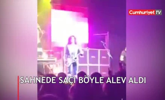 Sahnede saçı alev aldı, umurunda bile olmadı!