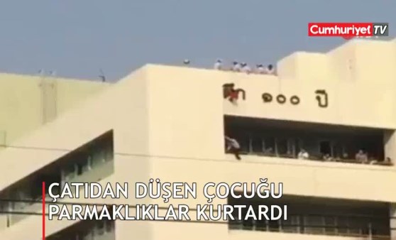 Kertenkeleyi takip ederken çatıdan düşen çocuğu parmaklıklar kurtardı