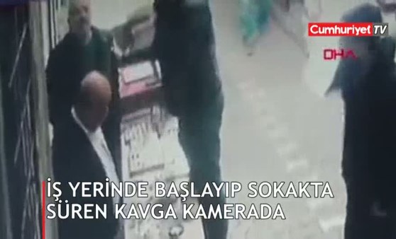 İş yerinde başlayıp, sokakta süren kavga kamerada