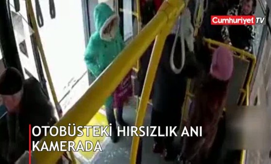 Otobüste hırsızlık anı kamerada