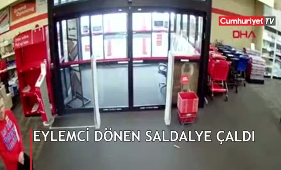 Vergi karşıtı eylemci, dönen sandalye çalarken görüntülendi