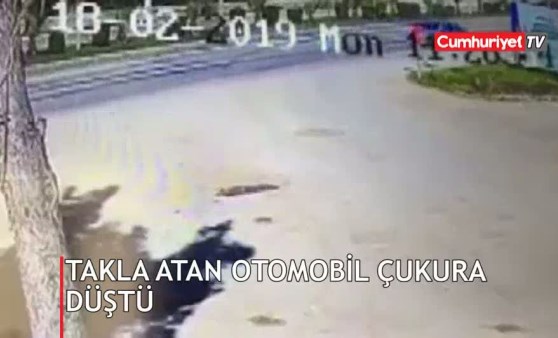 Takla atan araç çukura düştü