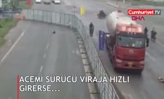 Viraja hızlı giren acemi sürücü motosikletlilere çarptı