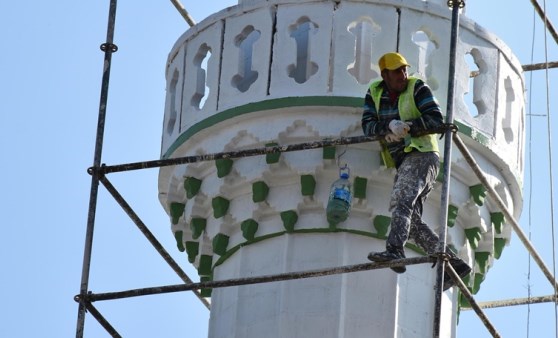 Minarede çalışan işçiler yürekleri ağza getirdi