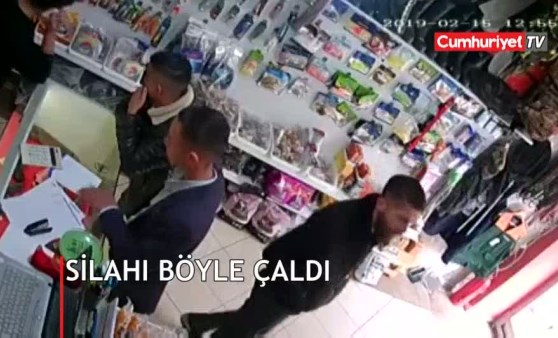 Göz göre göre silahı böyle çaldı