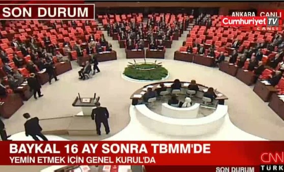 Tekerlekli sandalye ile getirilen Baykal Meclis'te böyle yemin etti