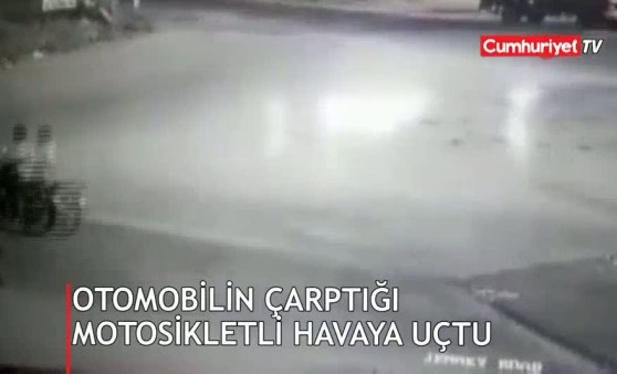 Otomobilin çarptığı motosikletli havaya uçtu