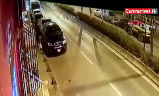 Bayrampaşa'da caddeyi savaş alanına çeviren kaza kamerada