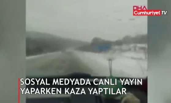 Sosyal medyada canlı yayın yaparken kaza yaptılar