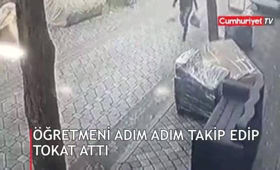 Öğretmeni adım adım takip edip tokat attı