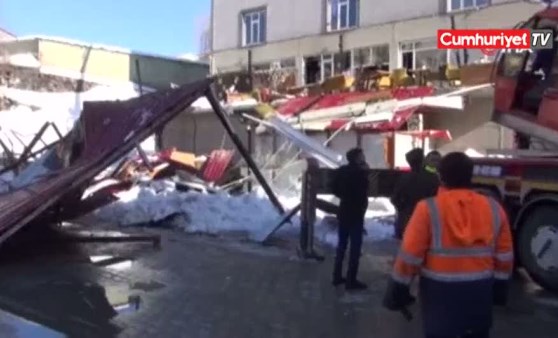 Çatıdan düşen kar kütlesi kafenin terasını çökertti