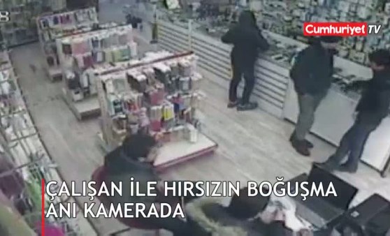 Cep telefonu hırsızı ile çalışanın boğuşma anı kamerada