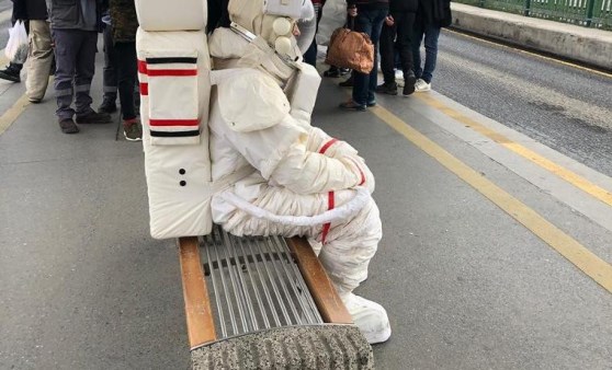 Metrobüs durağındaki astronotun sırrı çözüldü