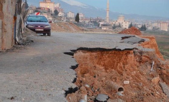 Kahramanmaraş'ta çöken yol tehlike saçıyor