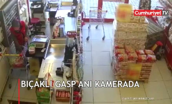 Bıçaklı gasp anı kamerada