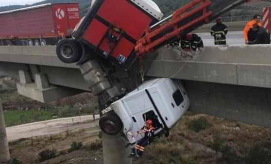 Viyadükte asılı kalan TIR şoförü böyle kurtarıldı