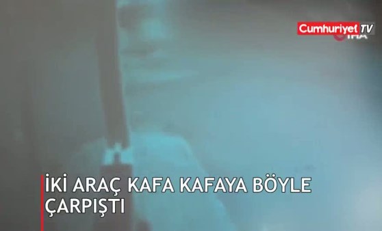 İki araç kafa kafaya çarpıştı, o anlar kameraya yansıdı