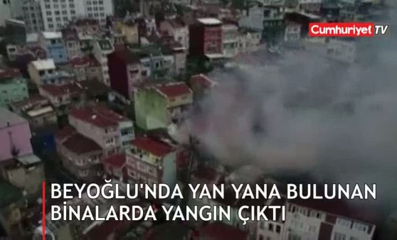 Beyoğlu'nda yan yana bulunan binalarda yangın