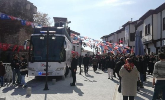 Alan boş kalınca cami cemaatini çağırdılar