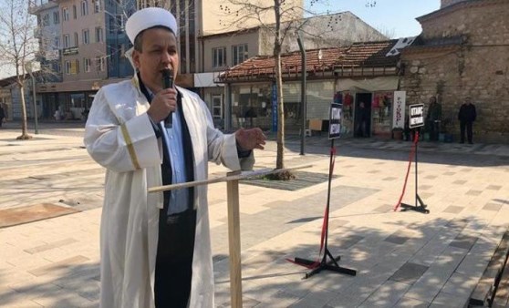 Mitingden sonra imam cübbesi giyip dua etti