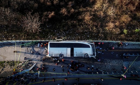 Bursa'da öğrenci servisi devrildi: Olay yerinden ilk görüntüler