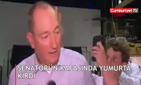 Konuşma yaptığı sırada kafasında yumurta kırdı