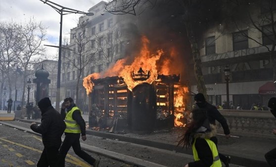 Fransa'da sarı yelekliler, gösterilerin 18. haftası sokaklarda