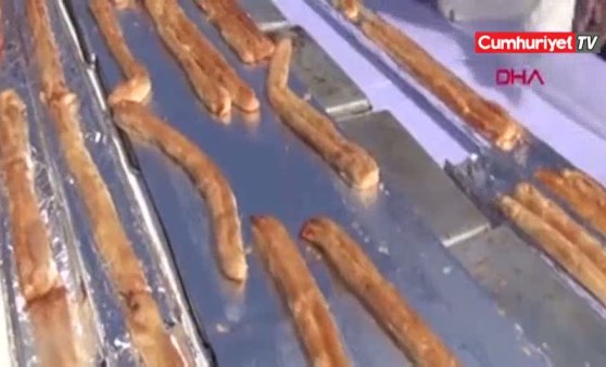  10 dakikada 10 metrelik börek yedi