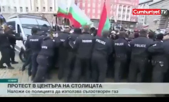 Rüzgarın yönünü hesaba katmayan Bulgar polisi, protestocular yerine kendilerine gaz sıktı