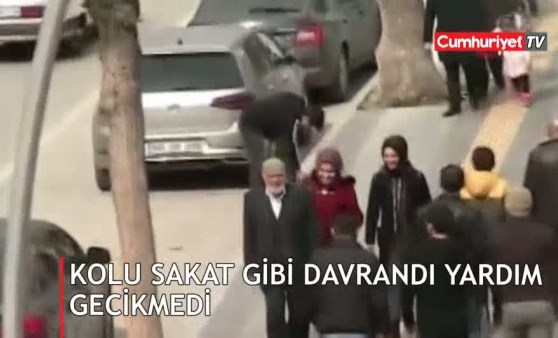 Yoldan geçenlere ayakkabılarını bağlattı