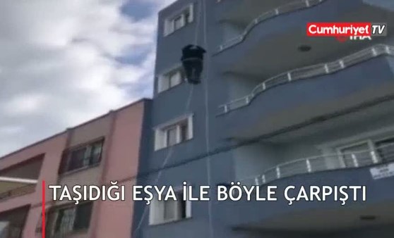 Taşıdığı eşyayla havada böyle çarpıştı