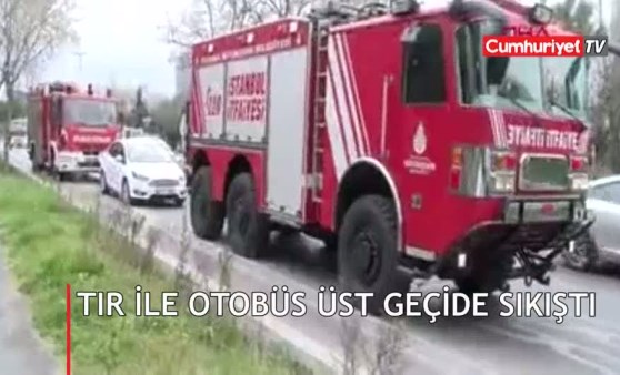 Ataköy'de TIR ve otobüs üst geçide sıkıştı