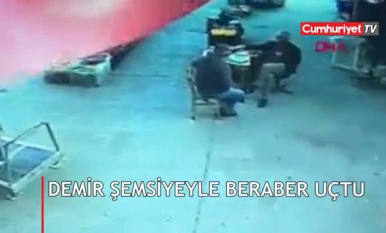 Hayrete düşüren görüntü! Şemsiye ile beraber uçtu