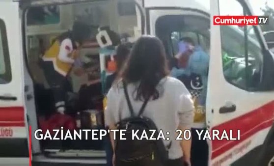 Gaziantep'te yolcu otobüsü buğday yüklü TIR'a çarptı: 20 yaralı