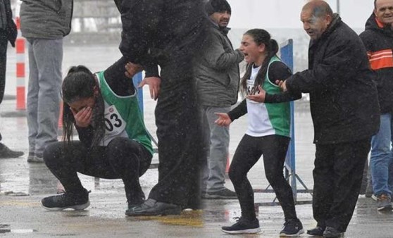 Öğretmenine verdiği sözü tutamayınca hüngür hüngür ağladı