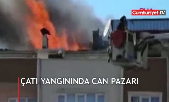 Çatı yangınında can pazarı! Film gibi seyrettiler