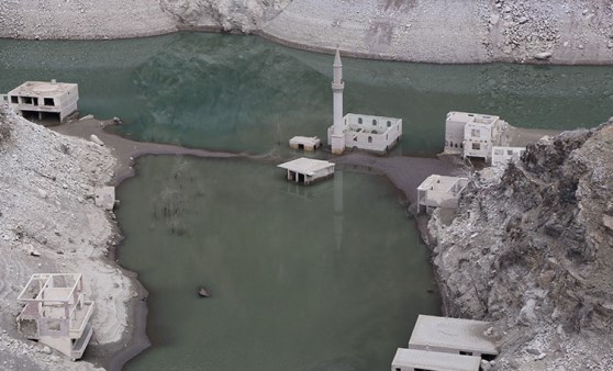 Artvin'de Deriner Barajı'nda sular çelildi, asırlık köy ortaya çıktı