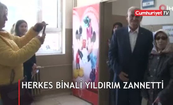 Meraklı bakışlar arasında oy kullandı