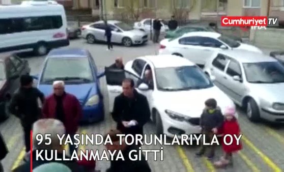 95 yaşında torunlarıyla oy kullanmaya gitti