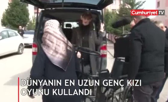 Dünyanın en uzun genç kızı oyunu kullandı