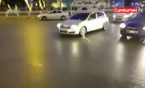 Sahibinin elinden kaçan kaz, trafiği birbirine kattı