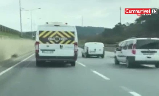 Okul servisiyle makas atan trafik magandası kamerada