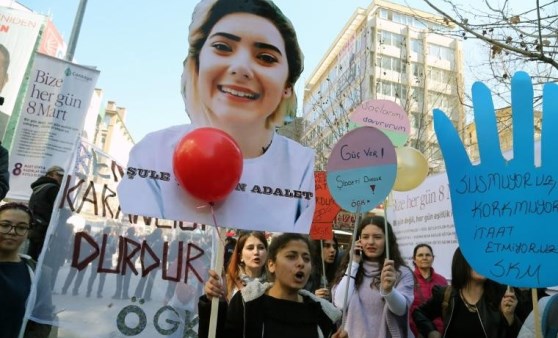 Ankara'da kadınlar, şarkılar söyleyip, halay çekerek günlerini kutladı