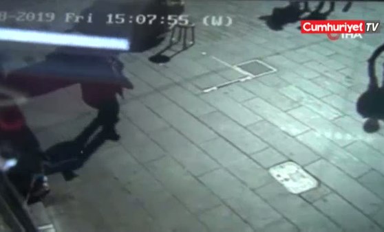 İstiklal Caddesi'nde saniyelerle ölümden kurtuldu