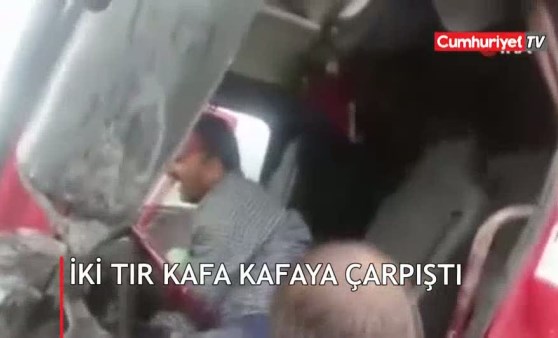 İki TIR kafa kafaya çarpıştı