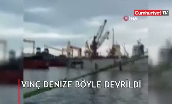 Tuzla’da bir tersanede vinç denize devrildi