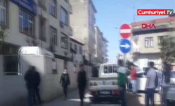 Muhtar, eski muhtarın kardeşi ve arkadaşları tarafından dövüldü (14.04.2019)(Video Haber)