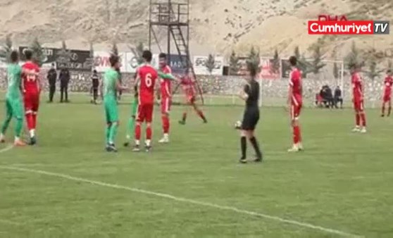 Genç futbolcu sahada bir anda yere yığıldı